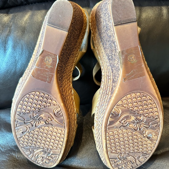 Kozi Women’s Size 8 “Hilda” Wedge Shoe - Picture 3 of 4